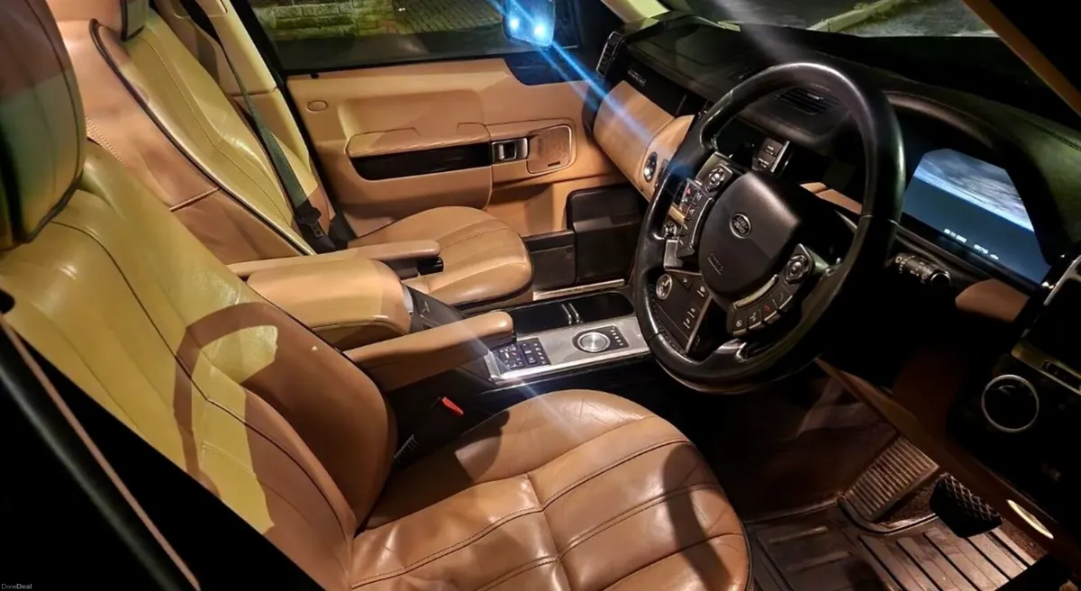 Rangerover Vogue 4.4TDV8 HUGE HISTORY - Image 2