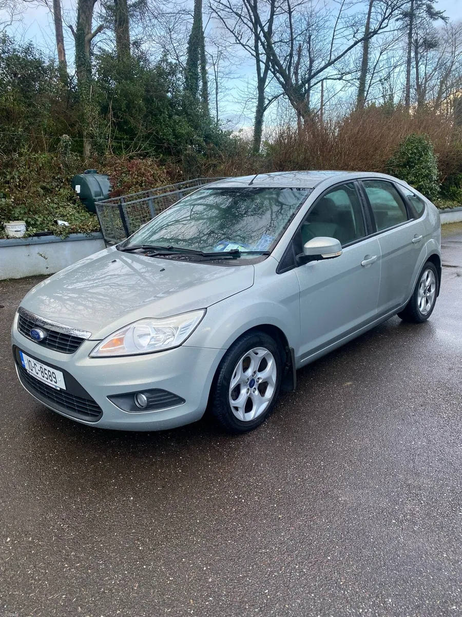 Ford Focus 2010 Gold - Image 1