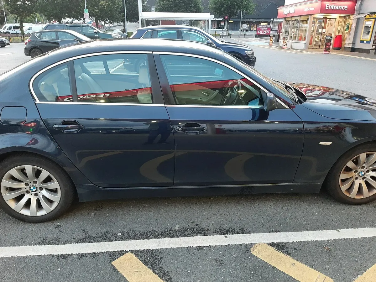BMW 5-Series 2009 - Image 2