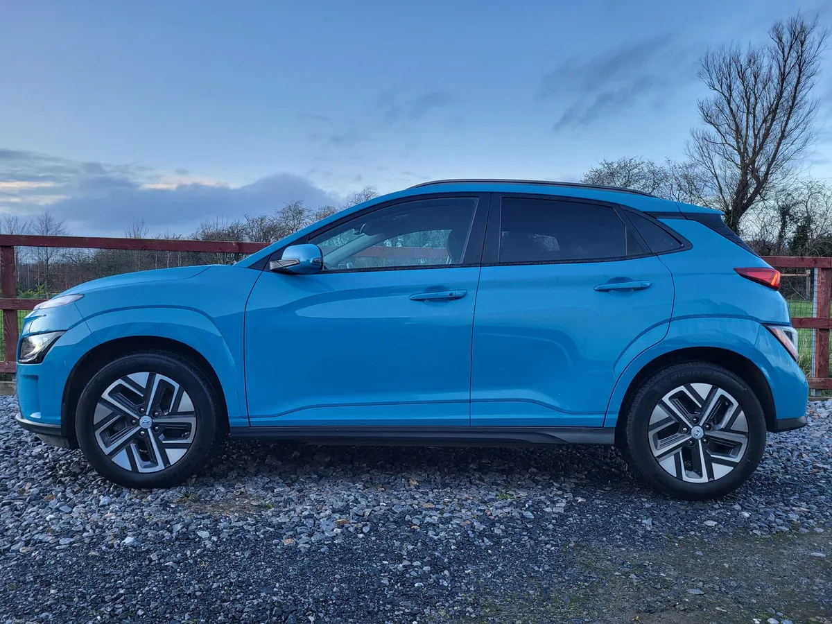 HYUNDAI KONA ELECTRIC 39KW. LOW KILOMETERS. 2023 - Image 2