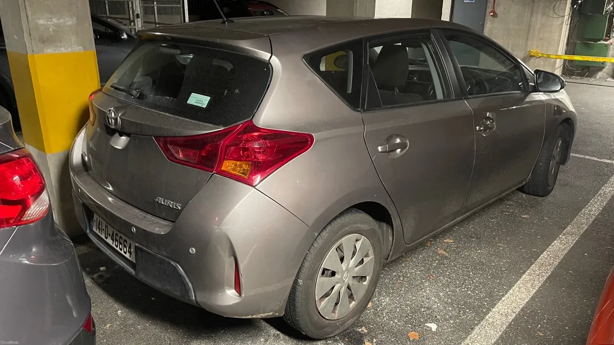 Toyota Auris 2014 - Image 2