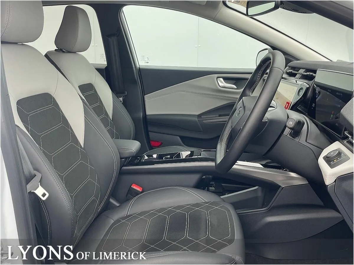 Ford Puma EV 53KWH 168PS Premium WINTER PACK - Image 4