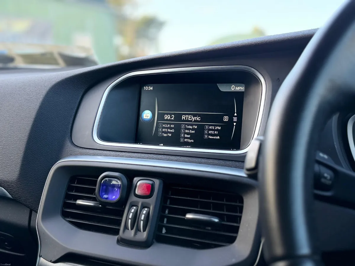 2016 VOLVO V40 2.0 DIESEL D2 NAV - Image 2