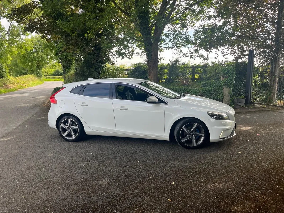 Volvo V40 - Image 2