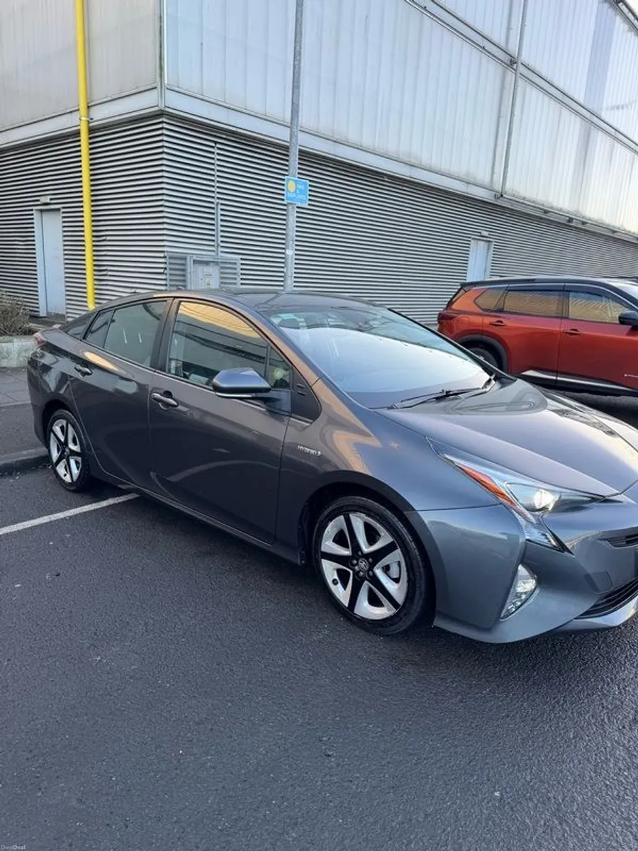 Toyota Prius 2017 - Image 1