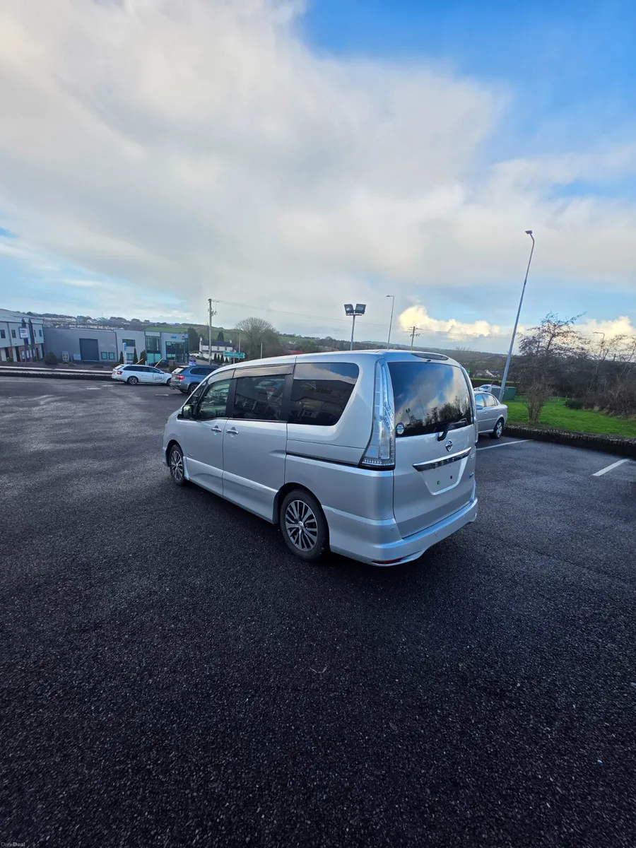 8 Seater Nissan Serena - Image 4