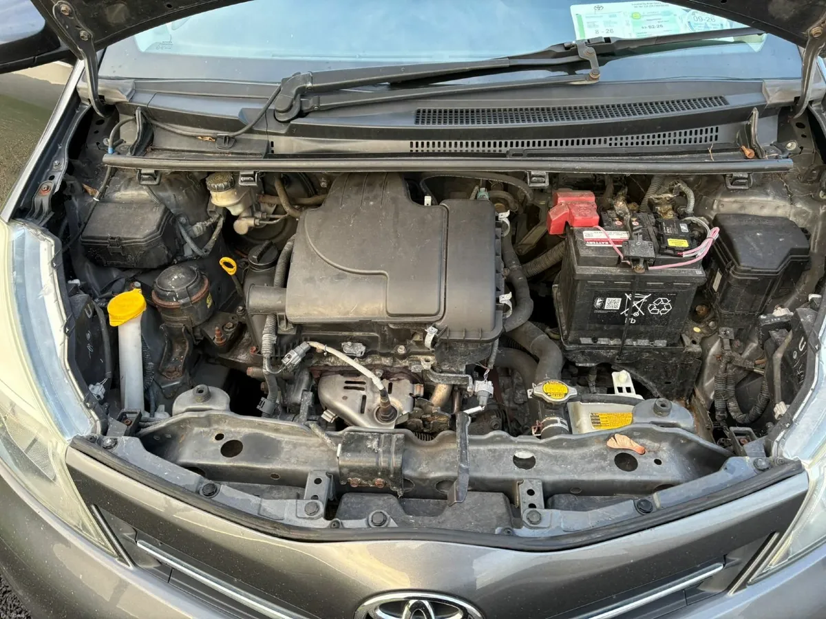 Toyota Yaris 2012 - Image 2