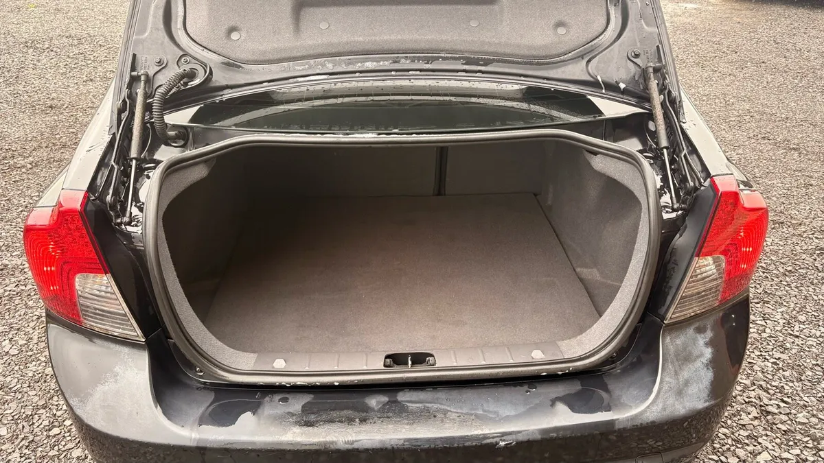 2010 Volvo s49 - Image 4