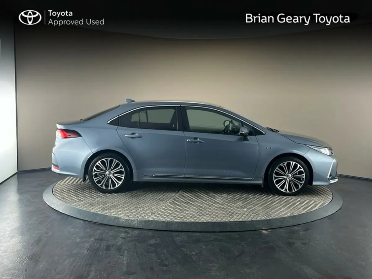 Toyota Corolla HYBRID LUNA SPORT SALOON - Image 3
