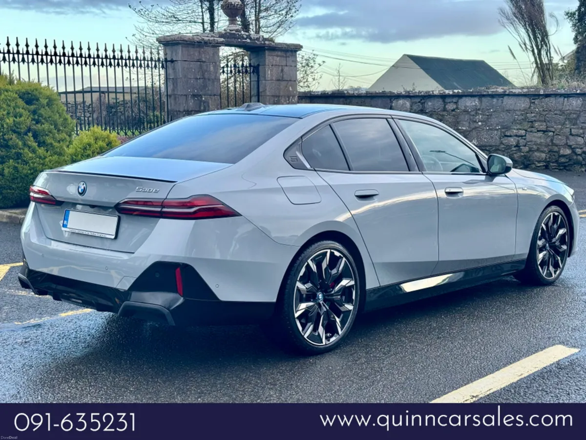 BMW 5-Series 530e M-SPORT PRO==PAN ROOF== - Image 3