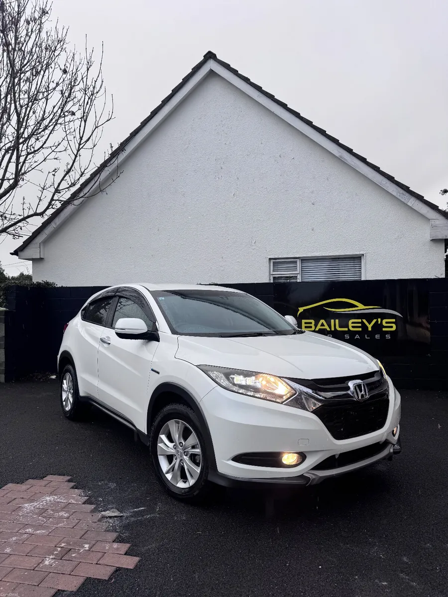 Honda Vezel 1.5 AWD HYBRID AUTO - Image 1