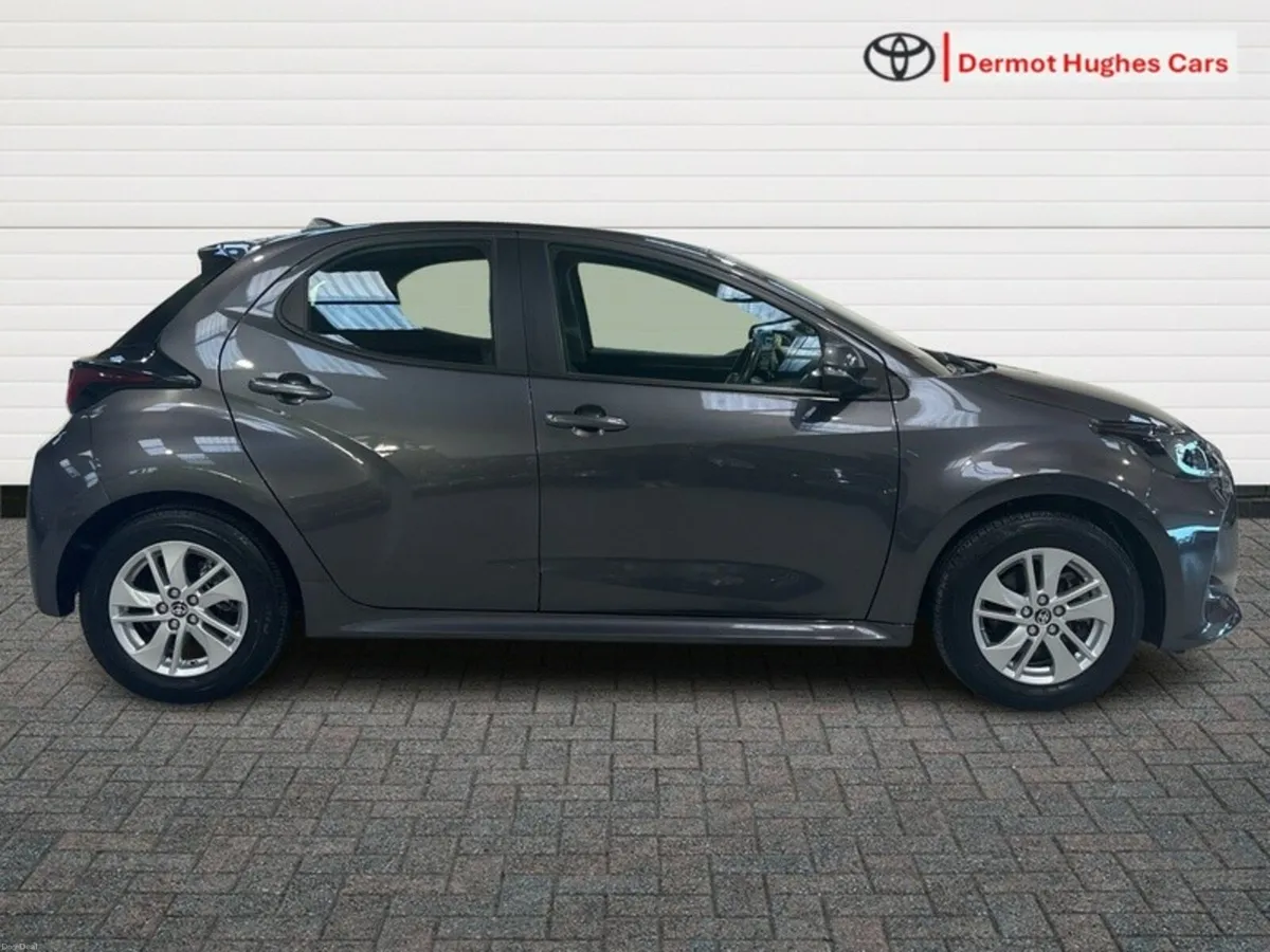 Toyota Yaris 1.5 HYBRID LUNA 4DR AUTO - Image 3