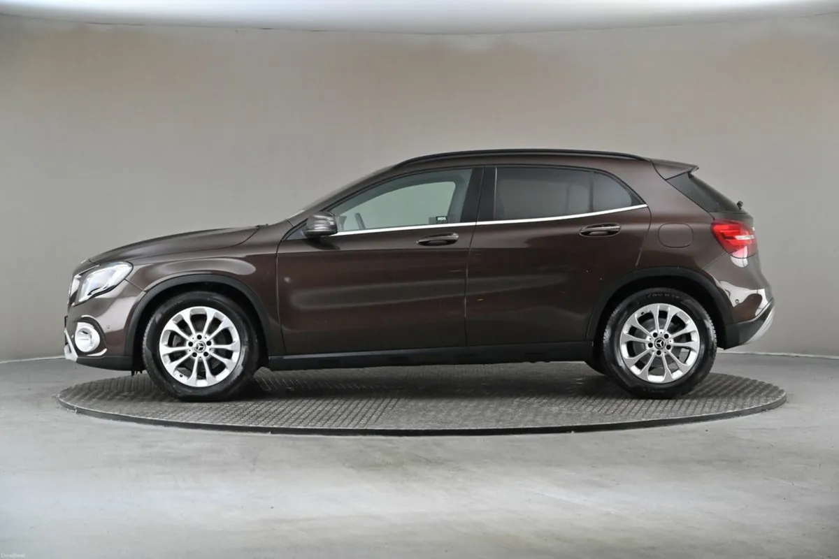 Mercedes-Benz GLA GLA 180 **HALF LEATHER**REVERSE - Image 5