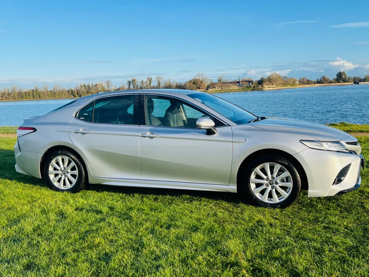 Toyota Camry HYBRID / AUTO - Image 3