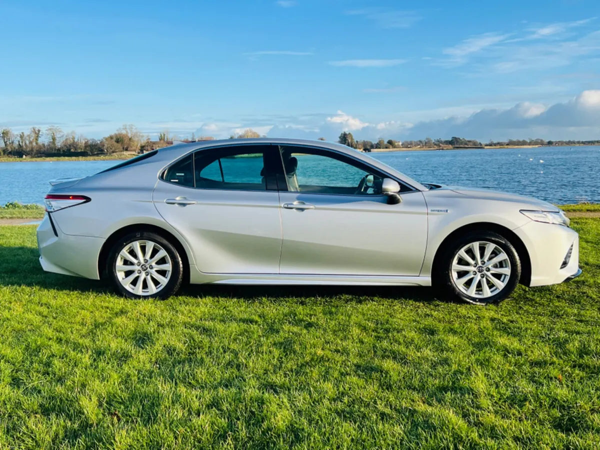 Toyota Camry HYBRID / AUTO - Image 4