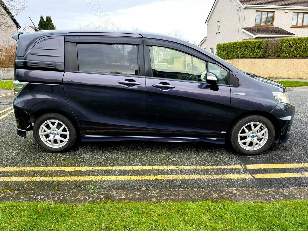 2015 Honda Freed hybrid *Low miles* - Image 4