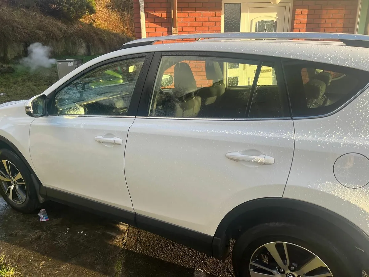 Toyota RAV4 2016 - Image 2