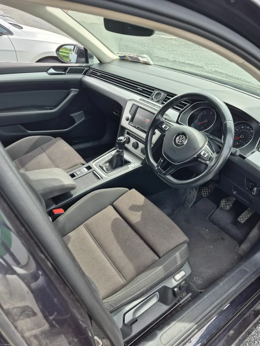 Volkswagen Passat 2016 - Image 2