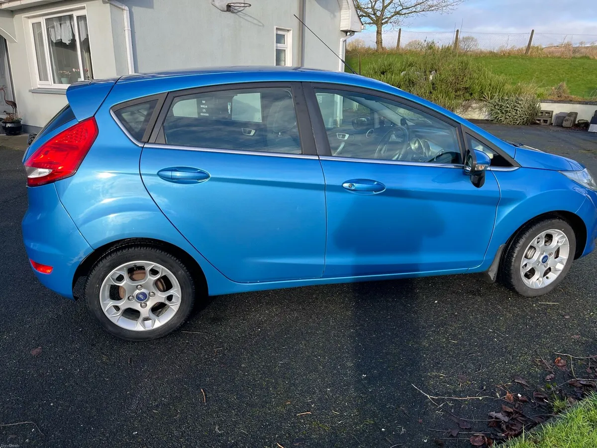 2012 Ford Fiesta Titanium  1.2L - Image 2