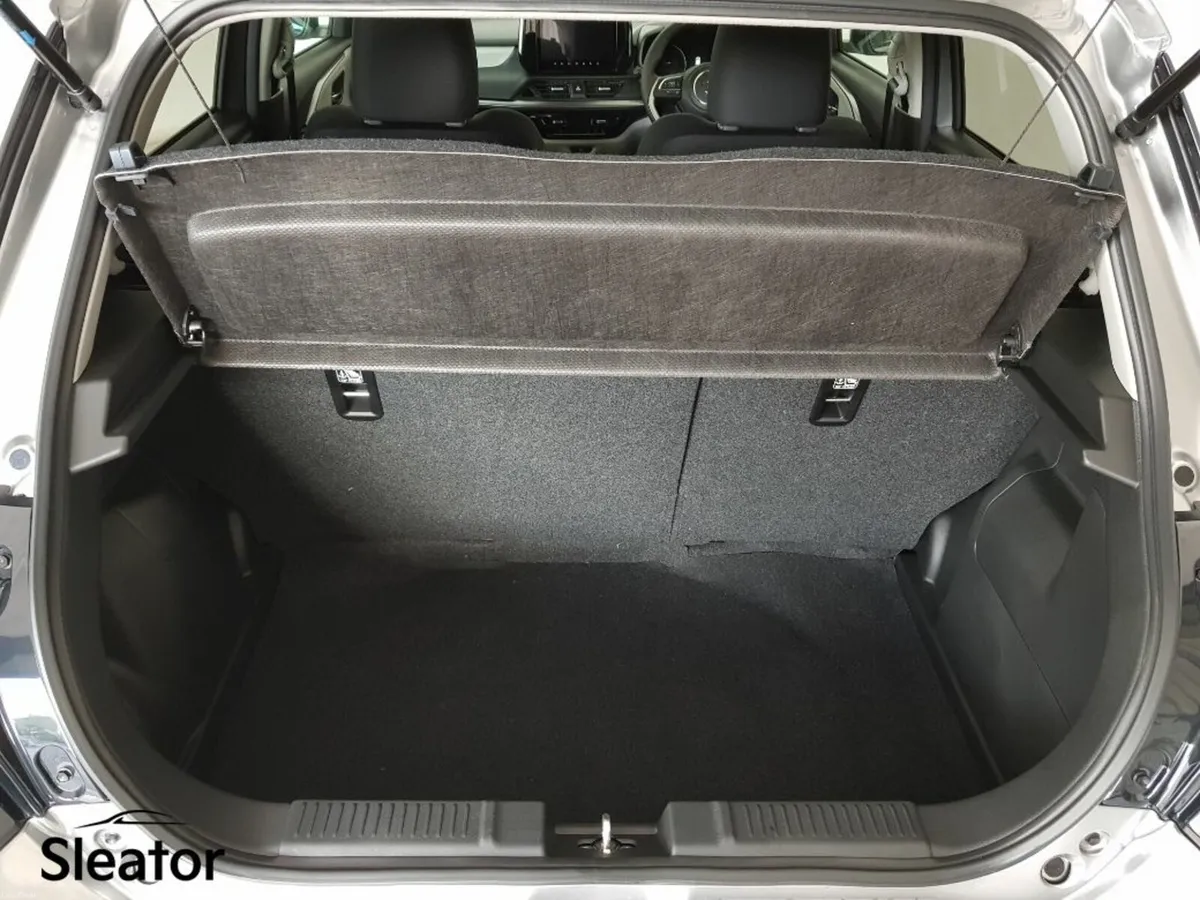 Suzuki Swift 1.2 Hybrid Motion Automatic - Image 4