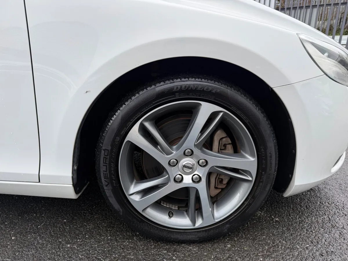 2016 Volvo V40 1.5L Petrol Automatic - Image 4