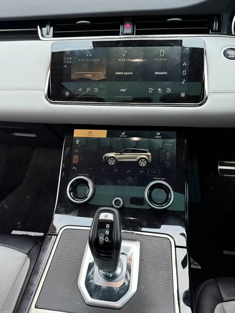 Range Rover Evoque 2022 R-Dynamics P300E PHEV - Image 4