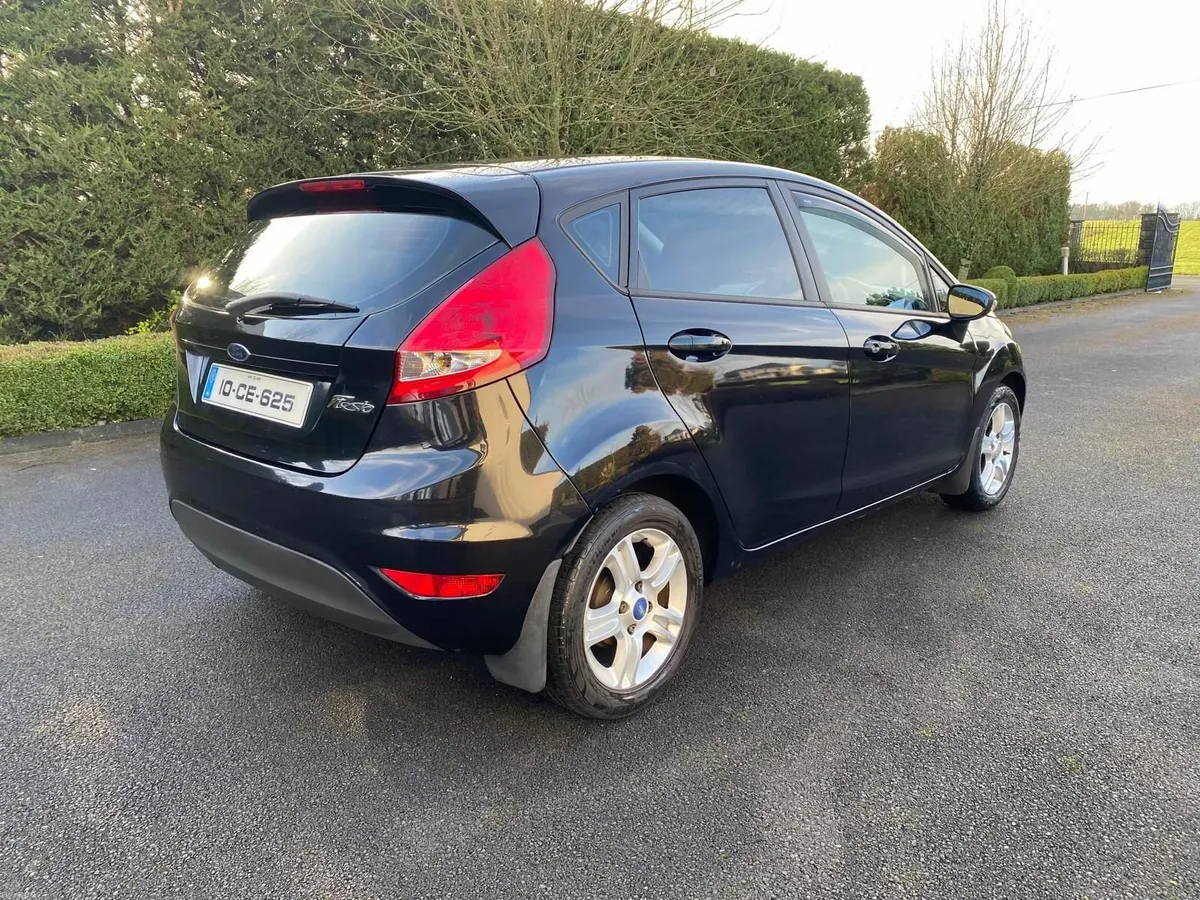 Ford Fiesta 2010 - Image 2