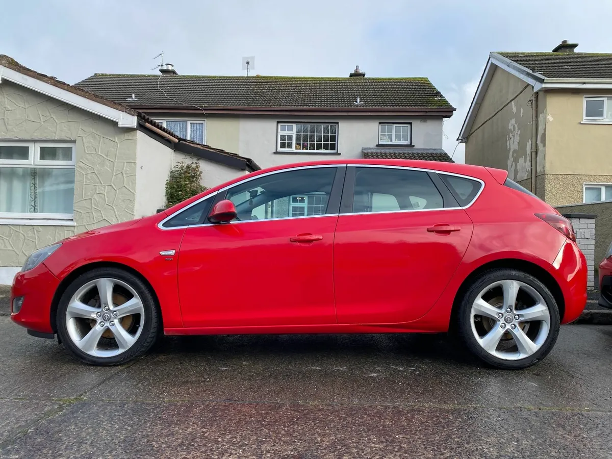 Opel Astra 2010 - Image 2