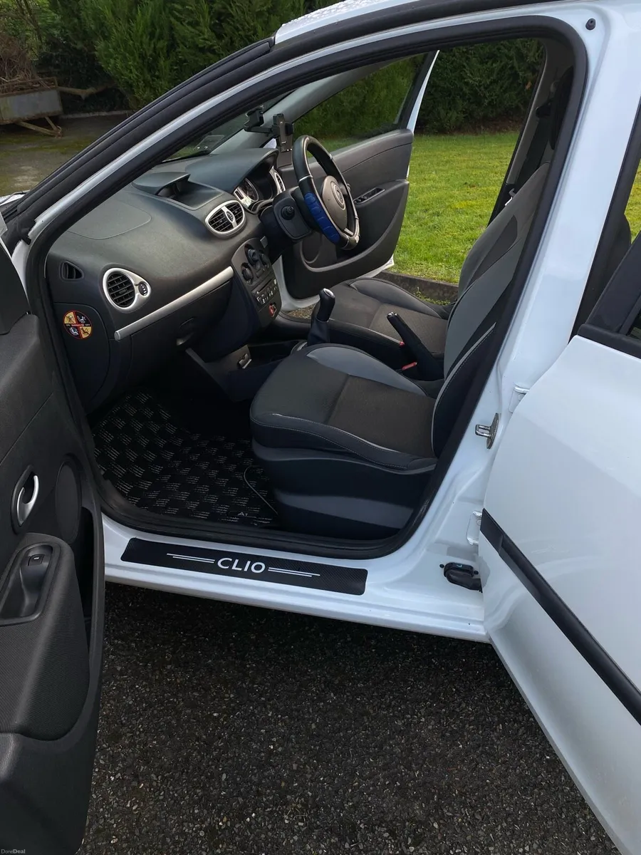 2011 Renault Clio Edition Royale (WHITE) - Image 3