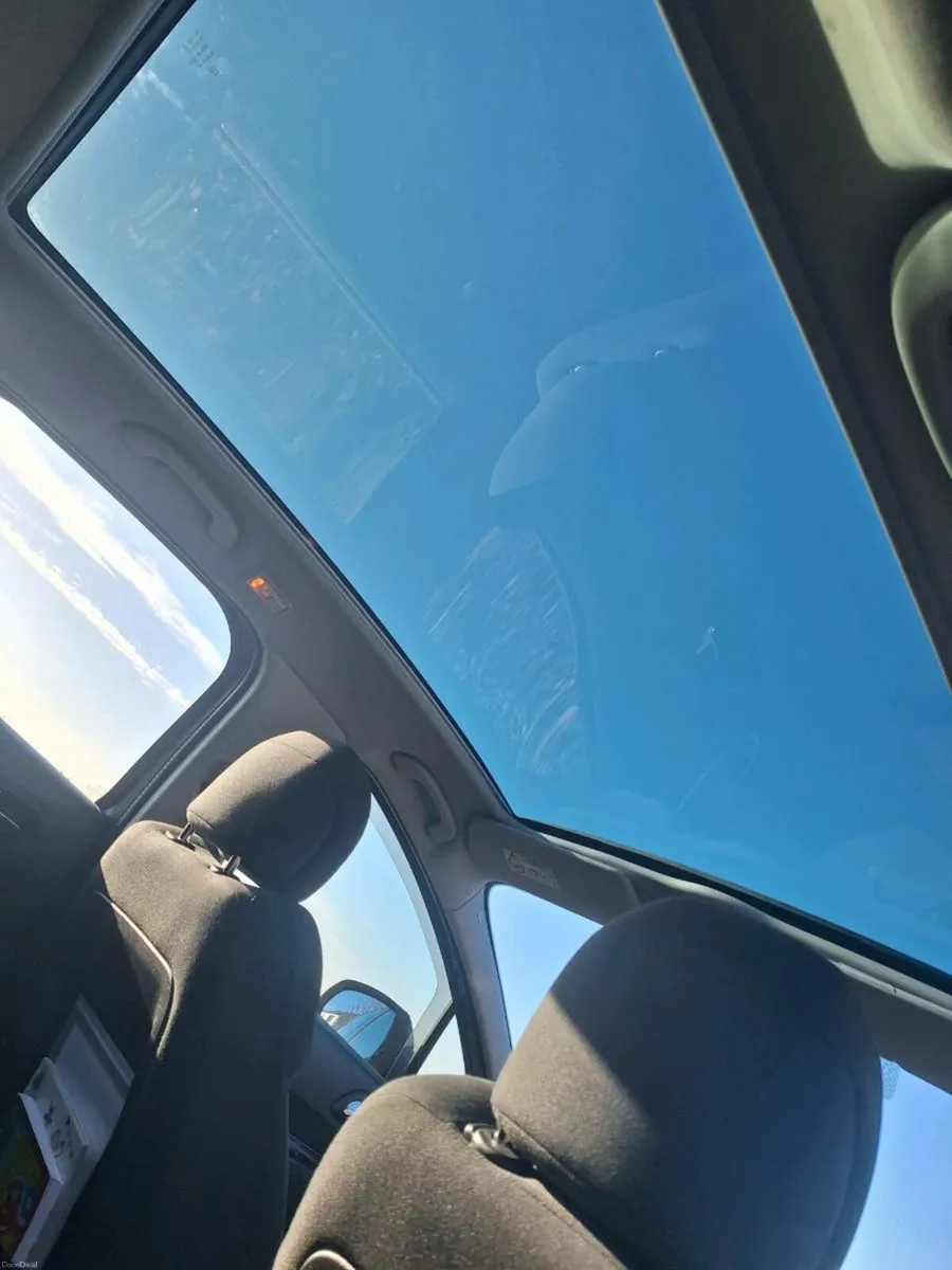 162 Peugeot 3008 (sunroof) - Image 2
