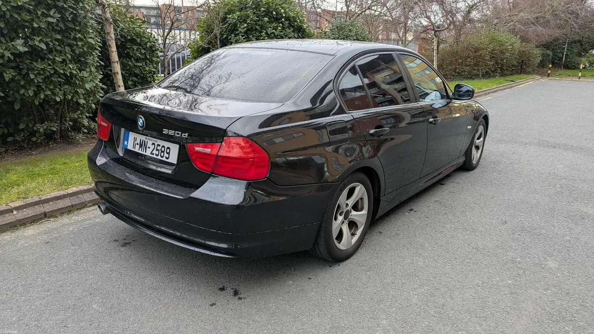 BMW 3-Series 2011 - Image 3