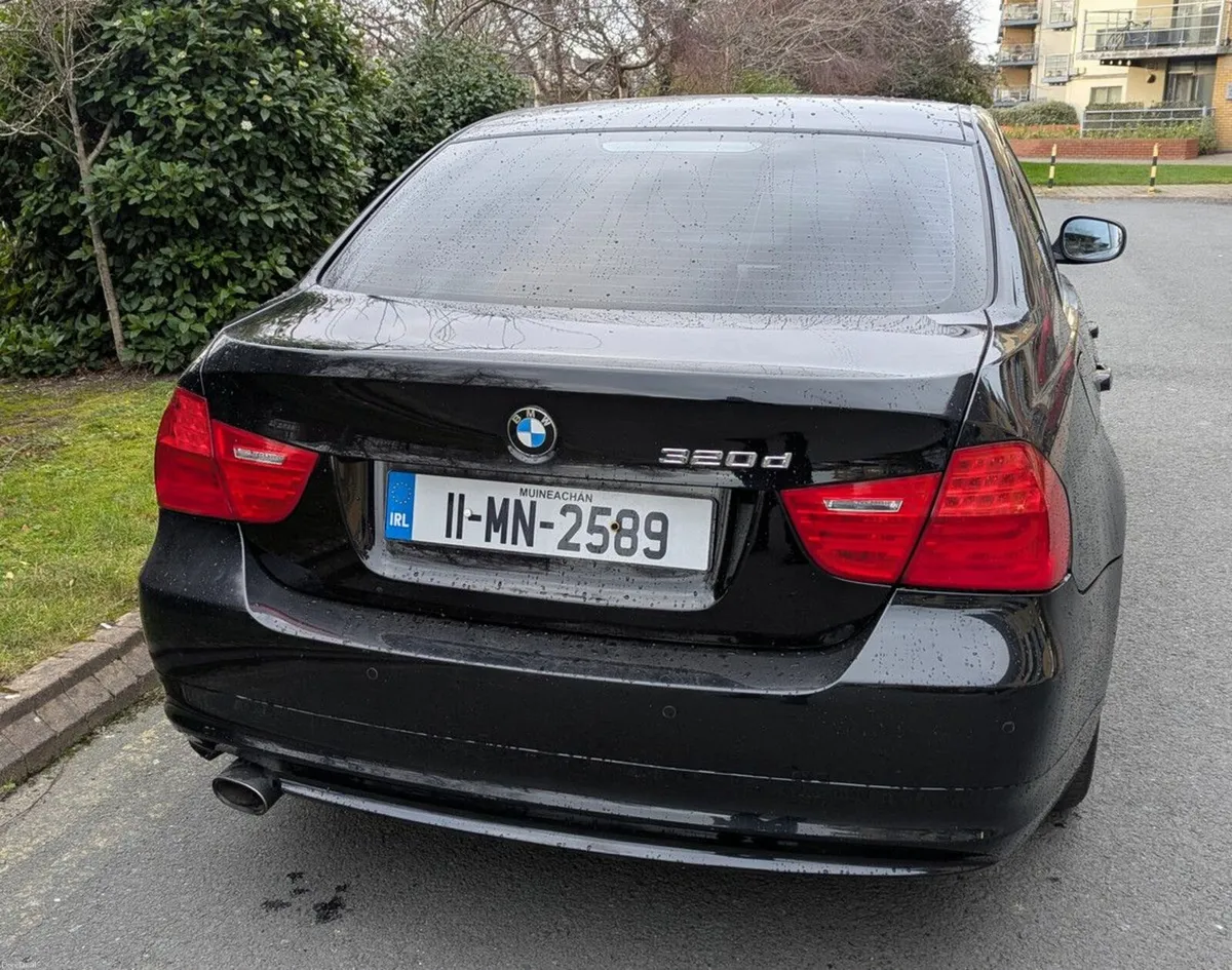 BMW 3-Series 2011 - Image 4