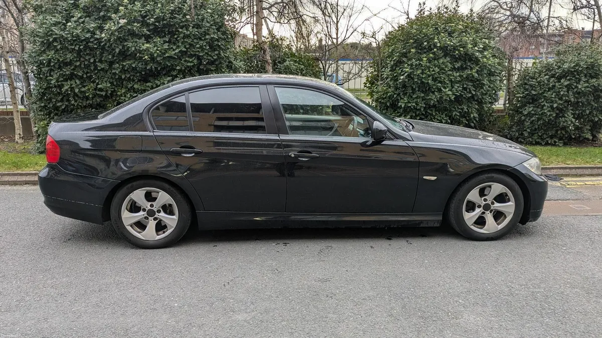 BMW 3-Series 2011 - Image 2