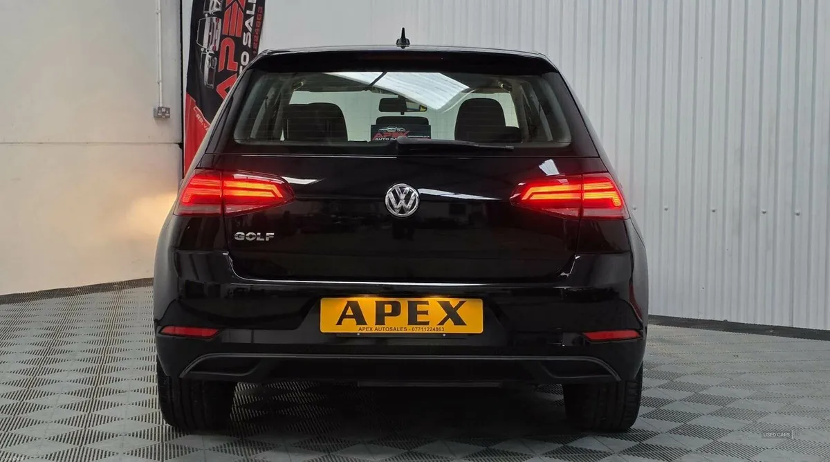 Volkswagen Golf DIESEL HATCHBACK - Image 4