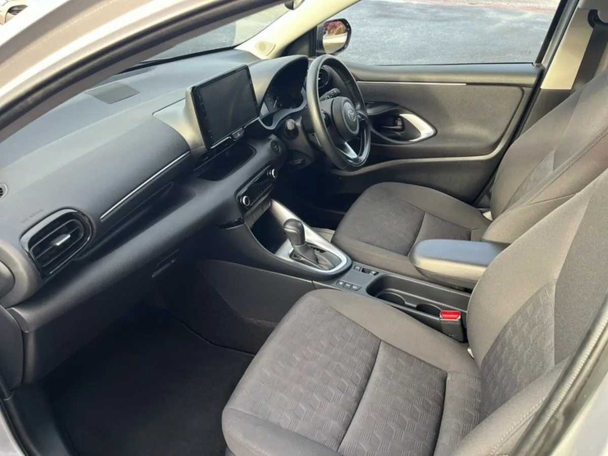 Toyota Yaris HYBRID ELECTRIC LUNA - Image 6