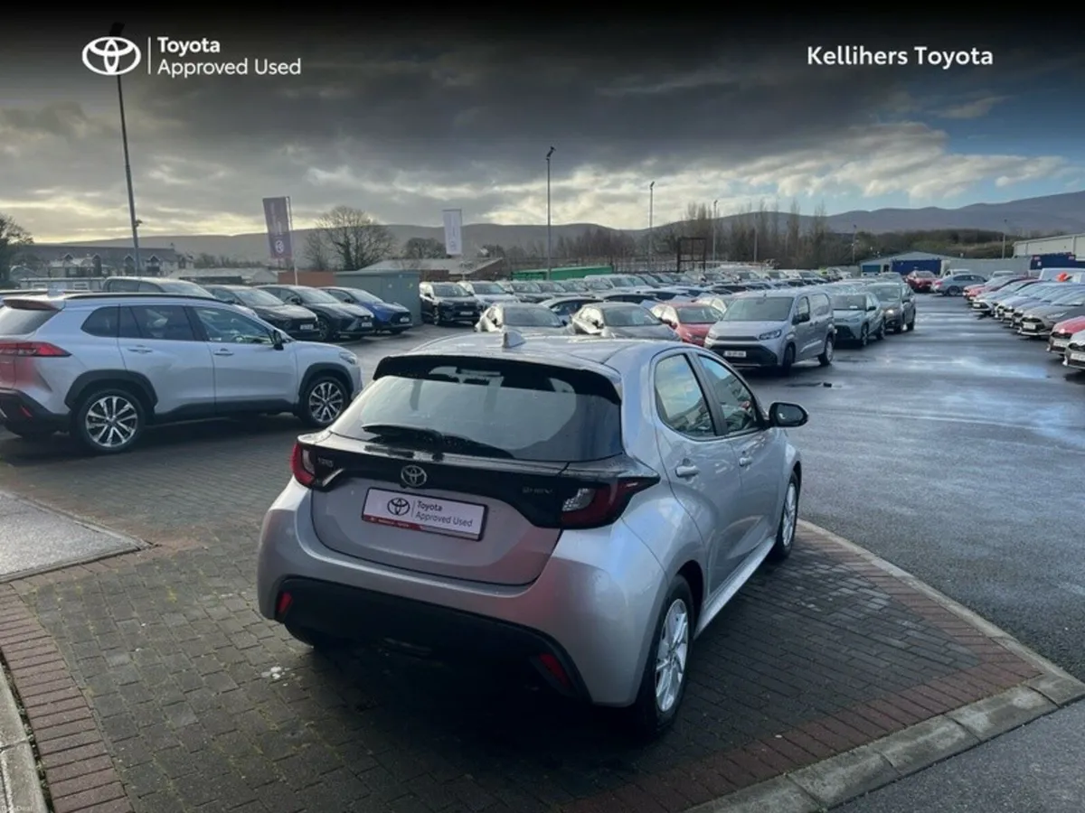 Toyota Yaris HYBRID ELECTRIC LUNA - Image 2