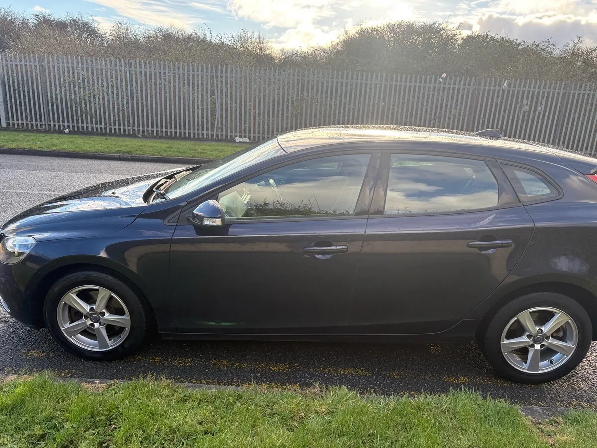 Volvo v40 Brand new NCT 01-27 and taxed - Image 4