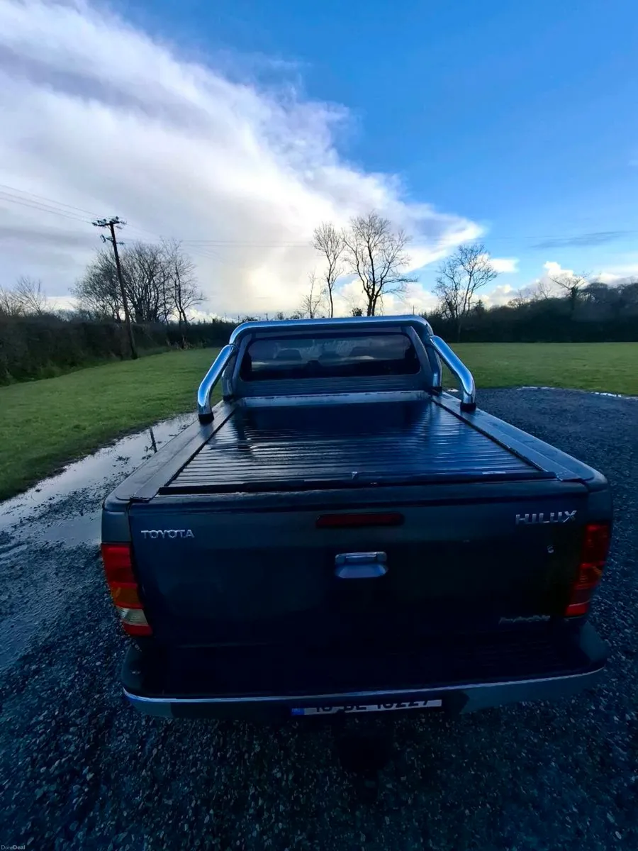 10 hilux - Image 4