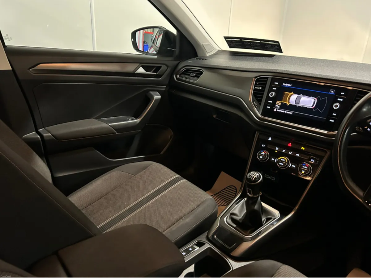 Volkswagen T-Roc DESIGN 1.0 TSI MANUAL 6SPEED FWD - Image 2