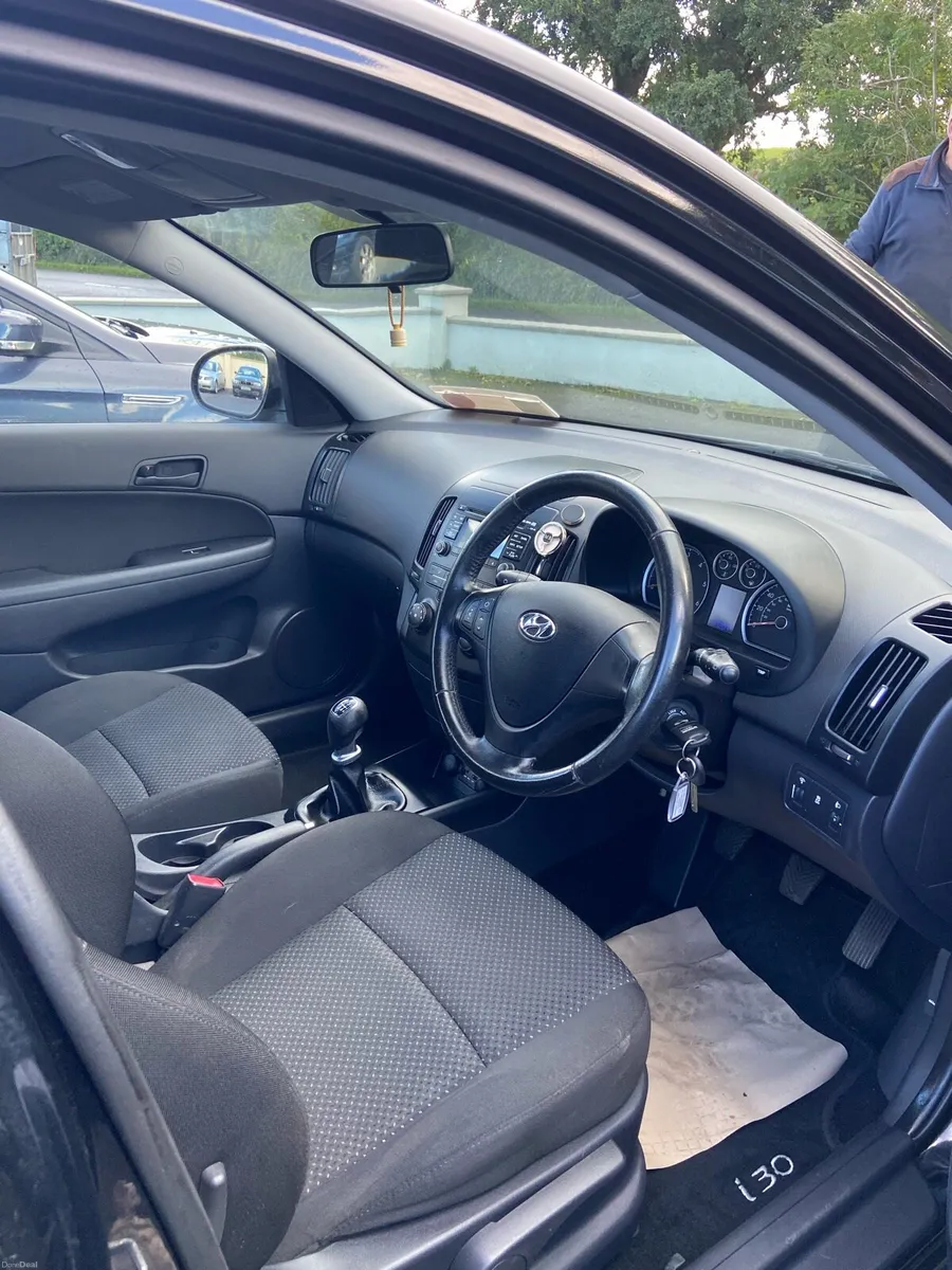Black Hyundai i30 1.6L Diesel - Image 3