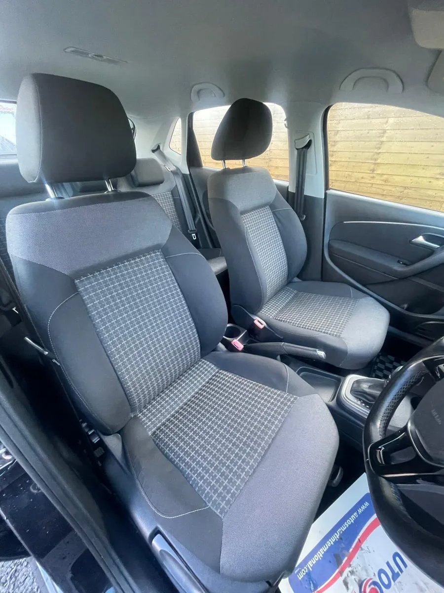 VOLKSWAGEN POLO! LOW KMS, UPGRADED ALLOYS - Image 6