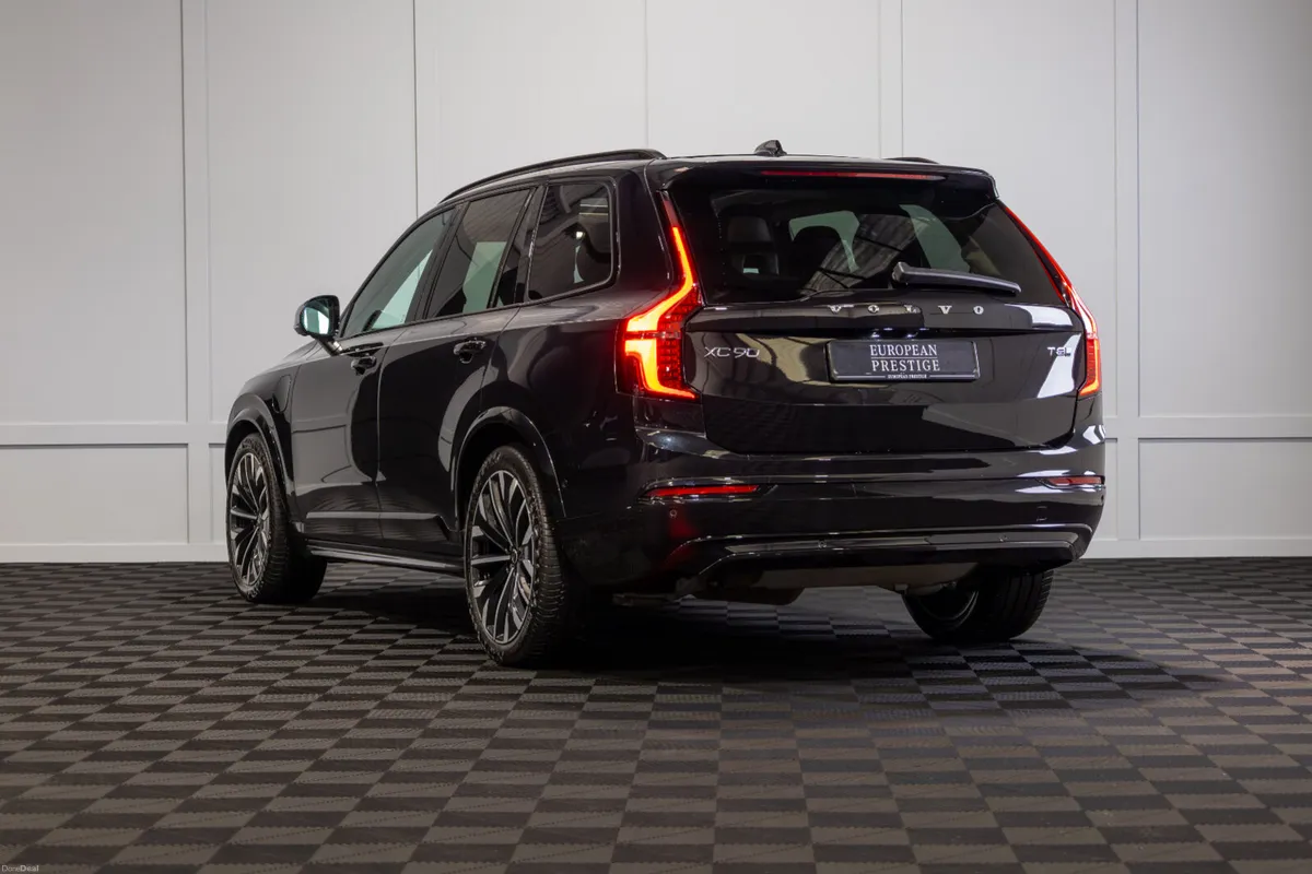 2025 Volvo XC90 T8 Plus Dark Theme 7 Seater - Image 4