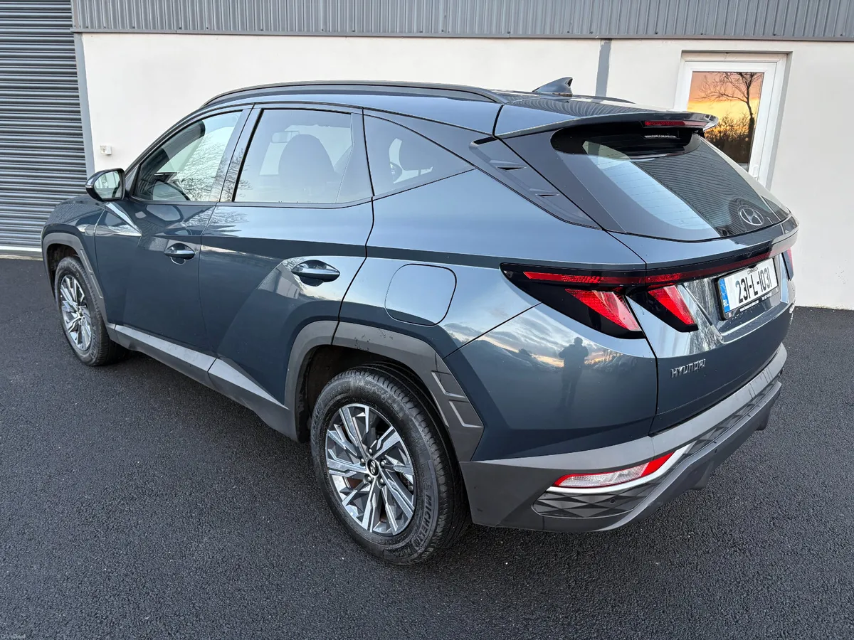 231 Hyundai Tucson Execut 1.6 Petrol Hybrid Auto - Image 3