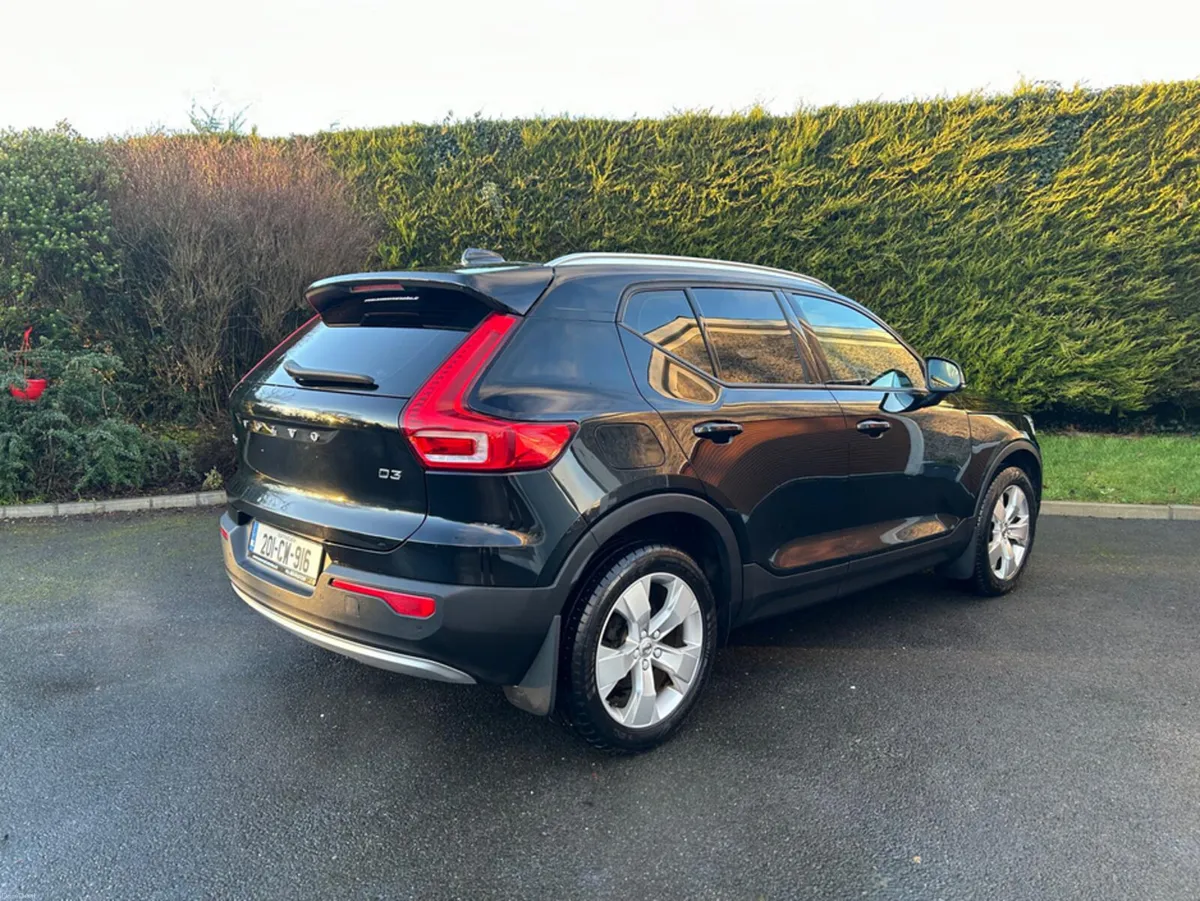 Volvo XC40 D3 MOMENTUM 5DR - Image 2