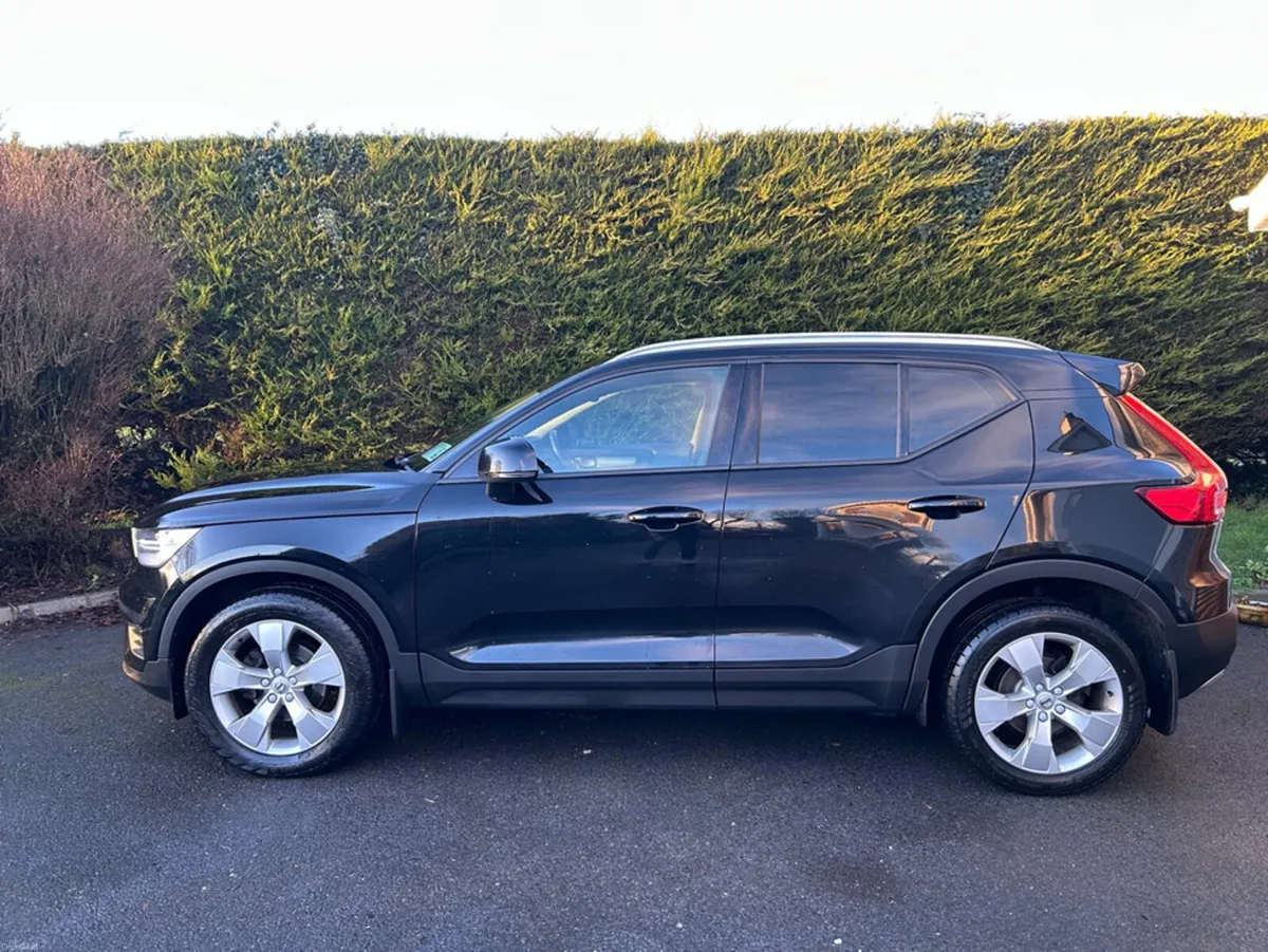 Volvo XC40 D3 MOMENTUM 5DR - Image 3