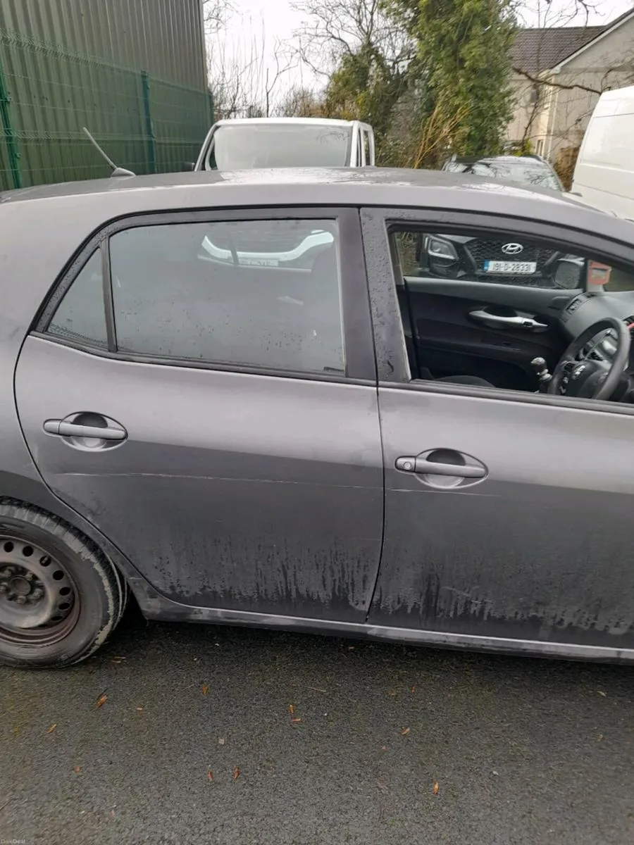 Toyota Auris 2012 - Image 2