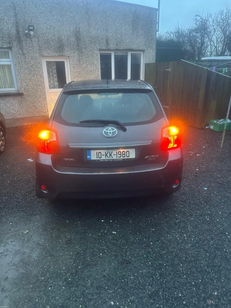 Toyota Auris 2010 - Image 2