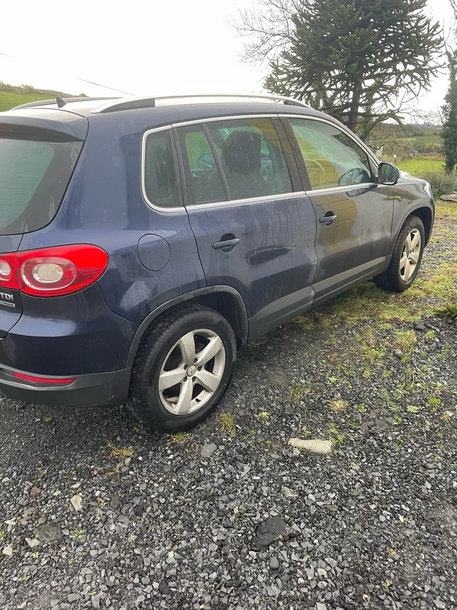 Volkswagen Tiguan 2011 - Image 2