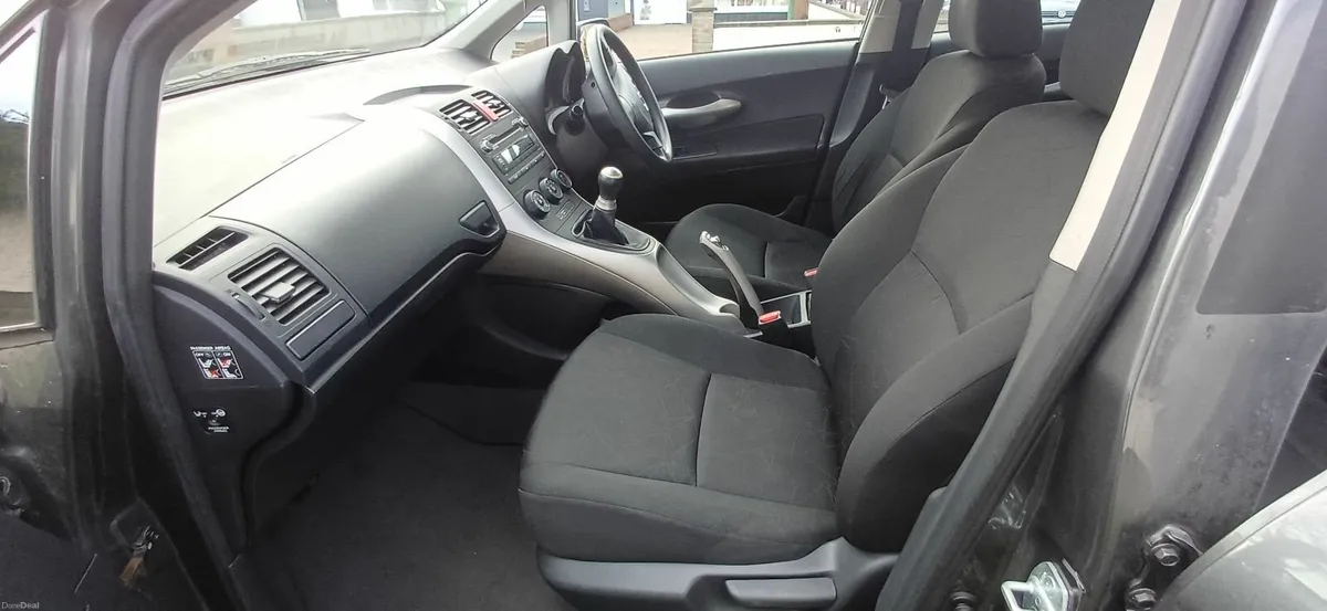 Toyota Auris 2008 - Image 2