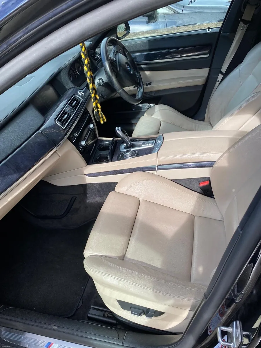 BMW 7-Series 2010 - Image 3